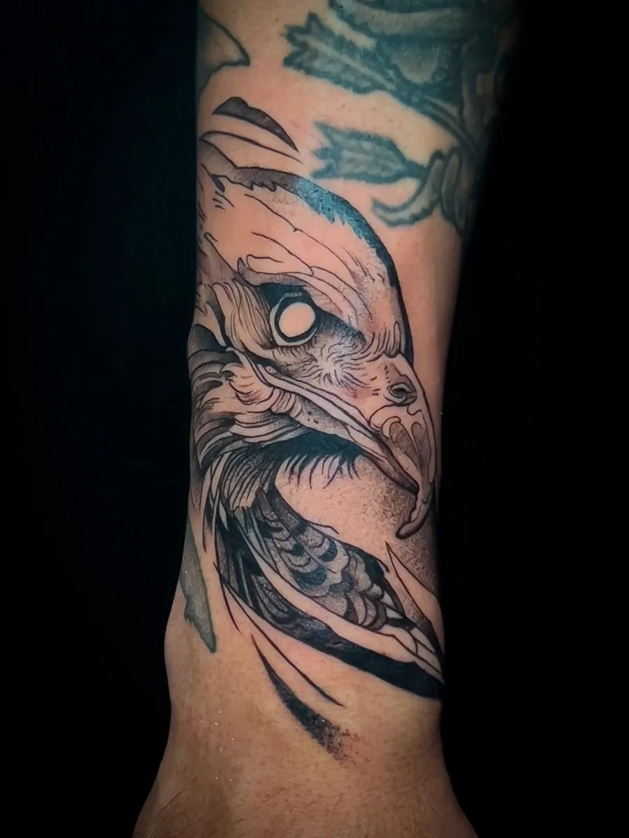 Tatuaje whipshading en negro y gris: águila en el antebrazo