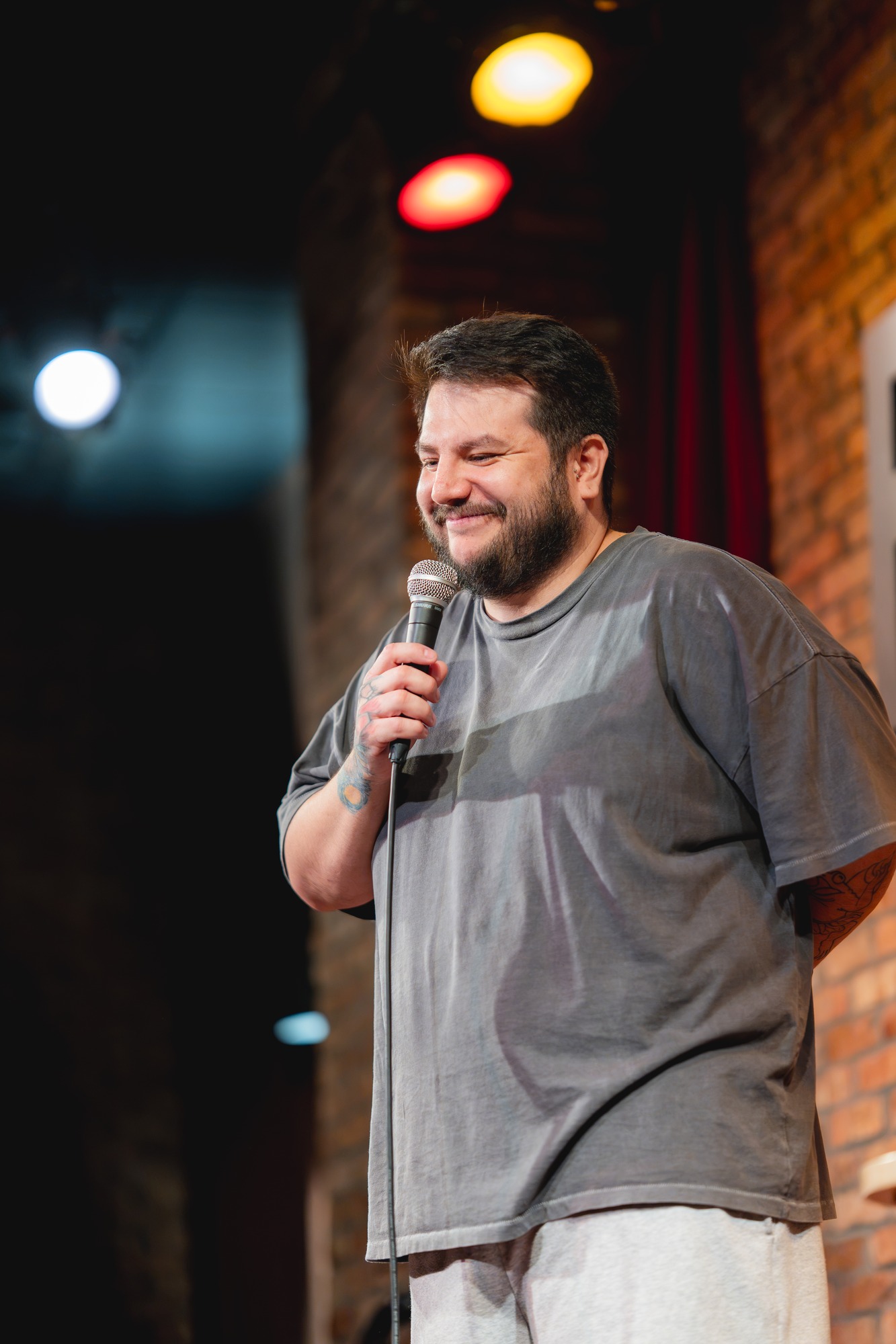 Wilson Escobar, comediante de stand-up en español en Miami, en el escenario con el micrófono