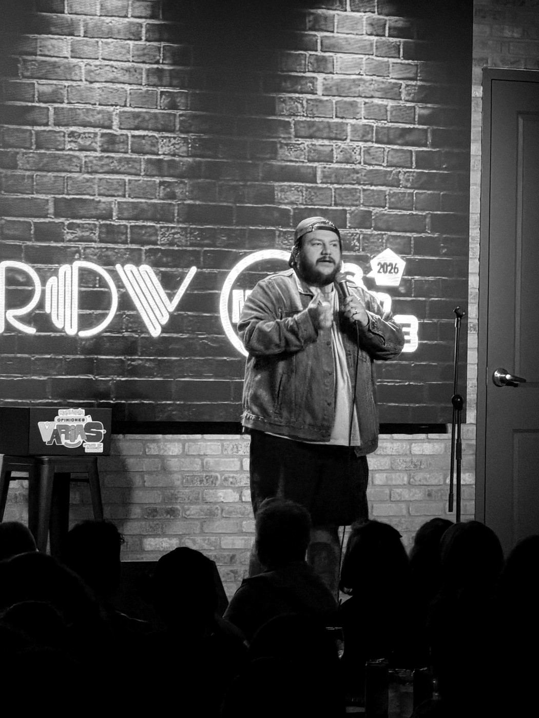 Wilson Escobar en el escenario del festival de comedia en español Miami es un Chiste 2026