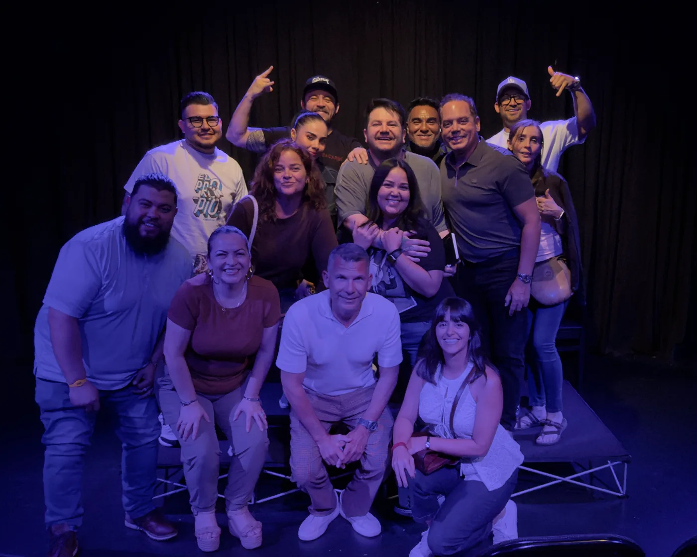 Foto de grupo del público con Wilson Escobar al final del show SinEditar en Doral, Miami